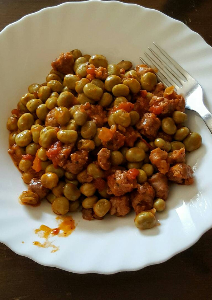 Una foto de Habas con Sofrito y pollo!!! A mi estilo