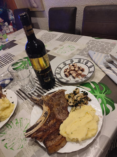 Una foto de Chuletón con guarnición de puré y champiñones