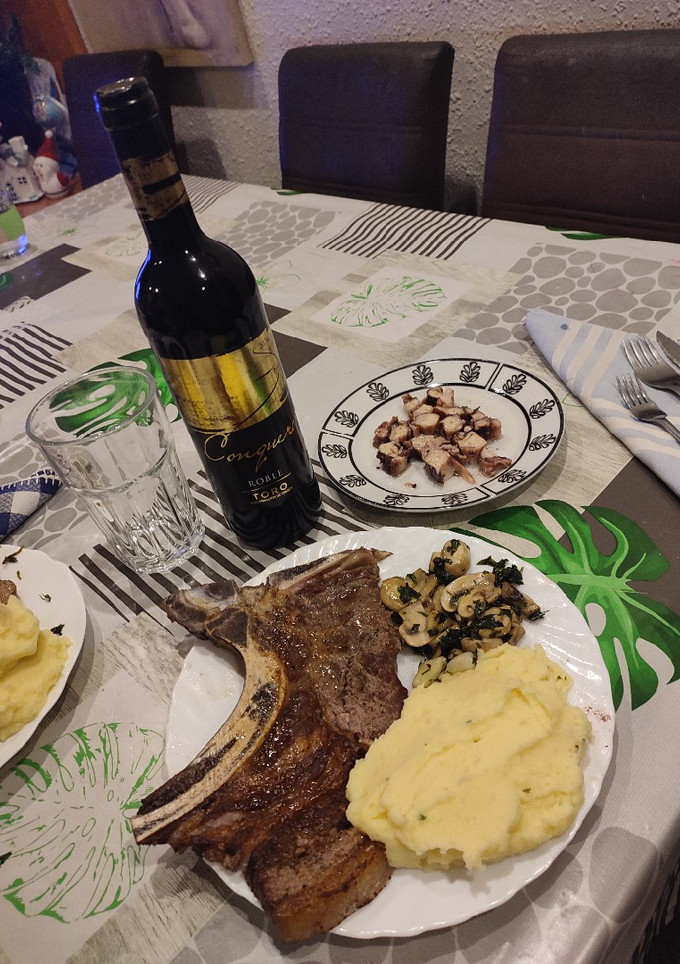 Una foto de Chuletón con guarnición de puré y champiñones