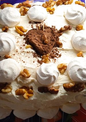 Una foto de Postre de sambayón, crema y nueces🍦🍦🍦