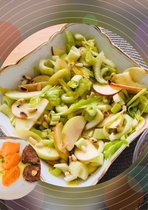 O poză a rețetei Salată de mere cu tije de țelină și semințe de pin.
