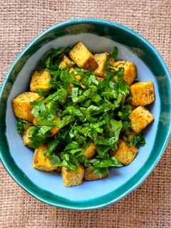 Una foto de Tofu al perejil salteado con ghee casero 🌱