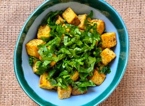 Una foto de Tofu al perejil salteado con ghee casero 🌱