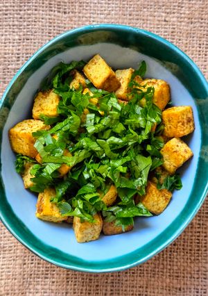 Una foto de Tofu al perejil salteado con ghee casero 🌱