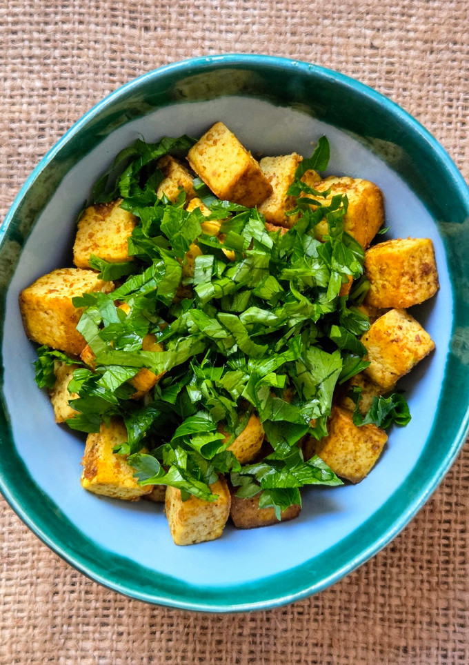 Una foto de Tofu al perejil salteado con ghee casero 🌱