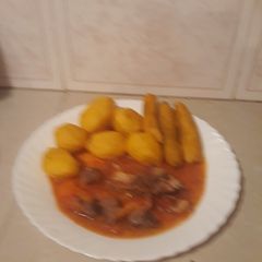 A picture of Roast potatoes with beef stew.