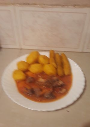A picture of Roast potatoes with beef stew.