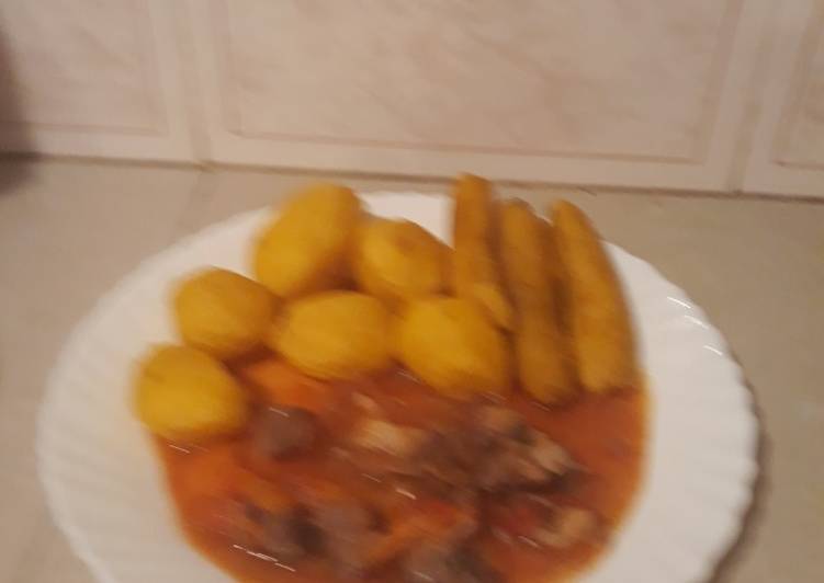 Roast potatoes with beef stew