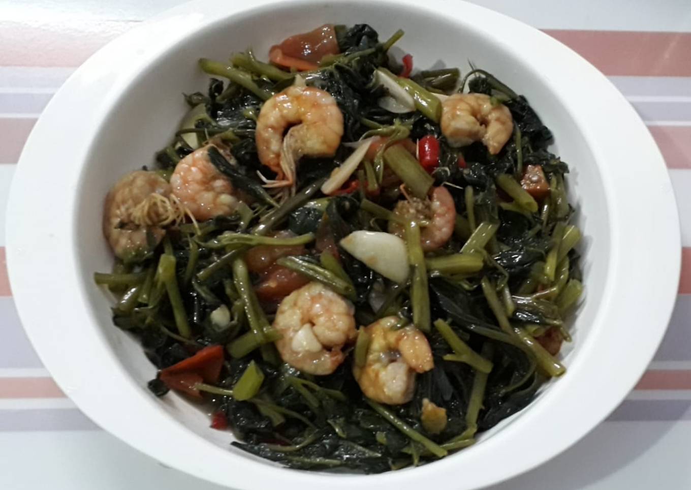 Udang goreng dengan kubis
