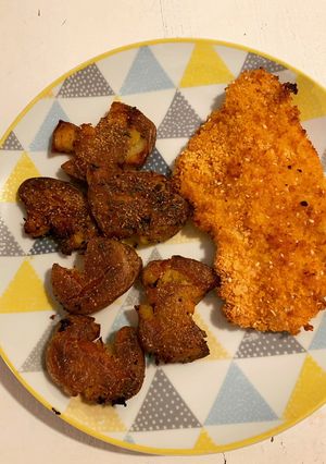 Une photo de Shnitzel (poulet pané) et Smashed Potatoes