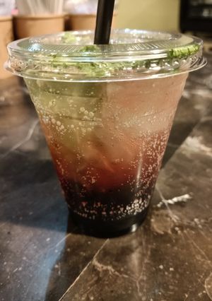A picture of Mojito cocktail 🍹.