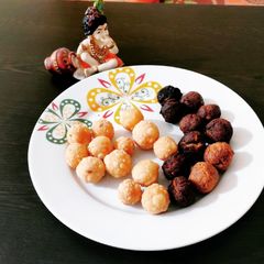A picture of Seedai: salty and sweet (uppu and vellai).
