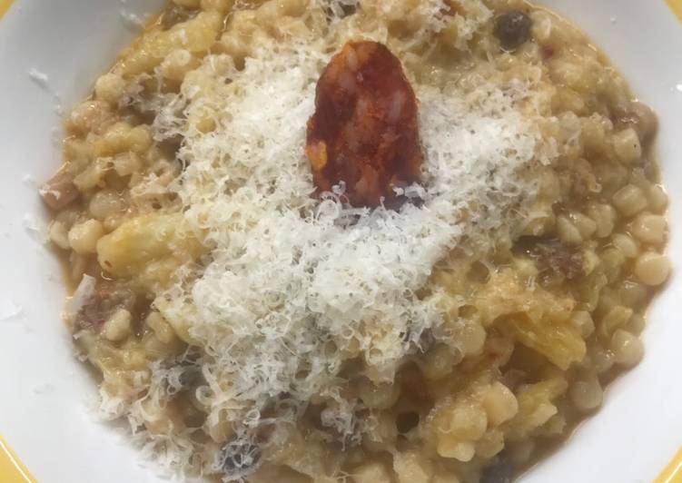 Fregula sarda con verza e salsiccia