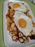 Pulpo al ajillo con base de patatas y verdura con huevos a la plancha