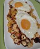 Pulpo al ajillo con base de patatas y verdura con huevos a la plancha