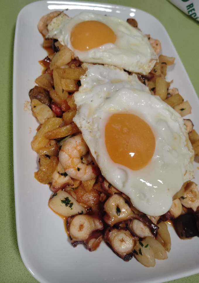 Una foto de Pulpo al ajillo con base de patatas y verdura con huevos a la plancha
