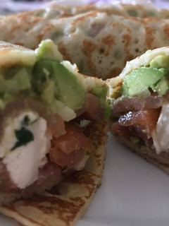 Una foto de Crepes rellenos de salmón con aguacate, pesto y queso de cabra. Facilísimos y muy rápidos
