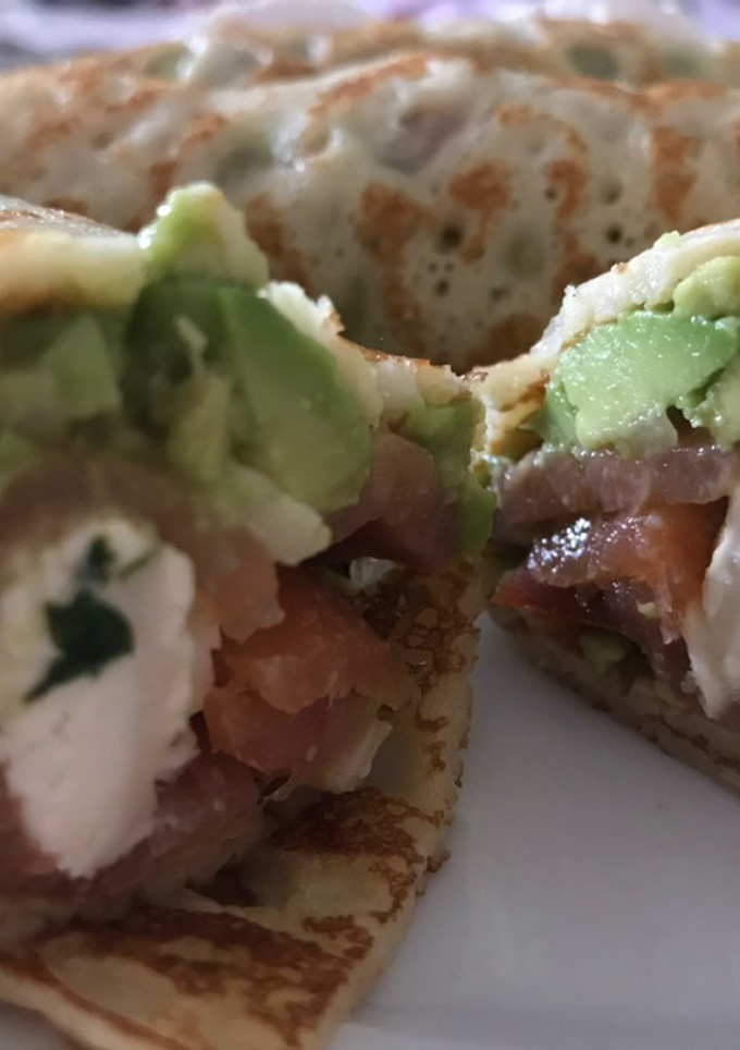 Una foto de Crepes rellenos de salmón con aguacate, pesto y queso de cabra. Facilísimos y muy rápidos