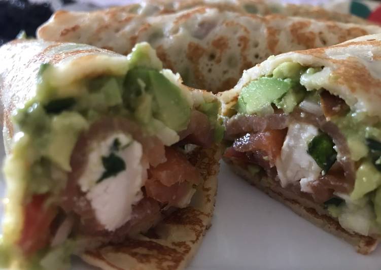 Crepes rellenos de salmón con aguacate, pesto y queso de cabra. Facilísimos y muy rápidos