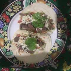 A picture of Tortillas con ensalada y Bisteck.