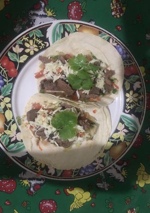 Una foto de Tortillas con ensalada y Bisteck