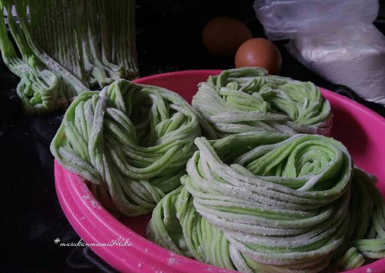 Resep homemade mie telur bayam Anti Gagal