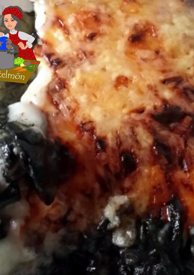 Una foto de Lasanya de verduras con tinta de sepia