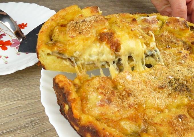 Пышный пирог с картофелем, сыром и грибами, закаленный с луком