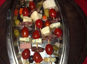 Una foto de Brochette de quesos y fiambre😋😋