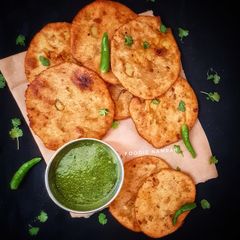 A picture of Aloo kachori.