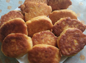 Фото Ліниві пиріжки або оладки-піци без яйця, з ковбасою та кукурудзою.