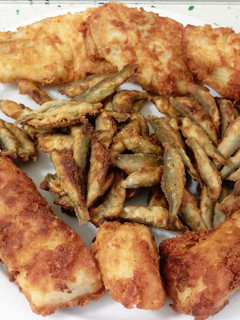 Una foto de Bacalao, boquerones y merluza frita