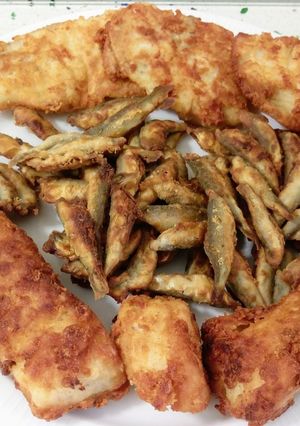 Una foto de Bacalao, boquerones y merluza frita