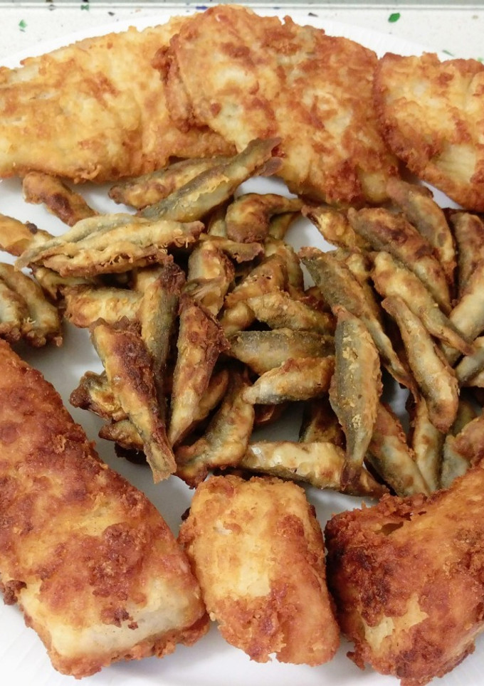 Una foto de Bacalao, boquerones y merluza frita