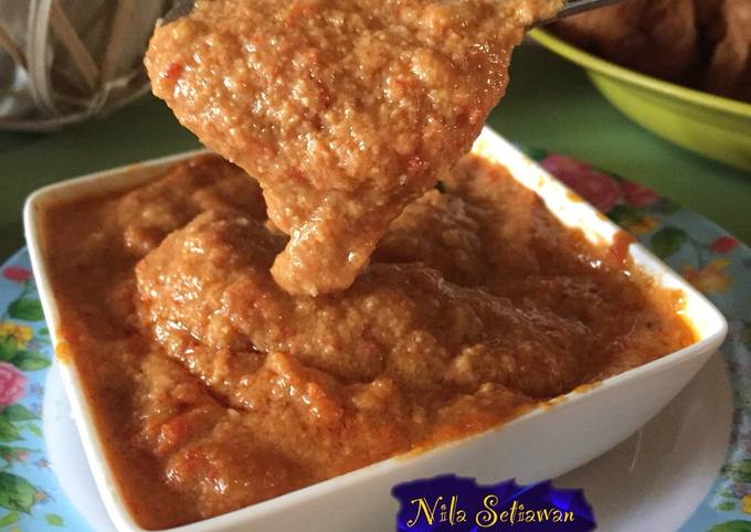 Bagaimana Menyiapkan Sambal Kacang (Siomay, Cilok, Sate, dll) yang Bikin Ngiler