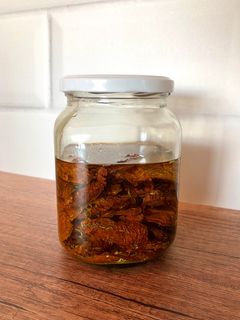 Una foto de Tomates secos en aceite de oliva y especias (tomates deshidratados)