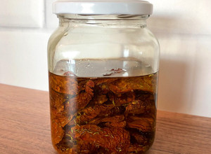 Una foto de Tomates secos en aceite de oliva y especias (tomates deshidratados)