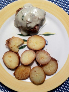 Una foto de Filete con salsa de queso azul y papas rústicas