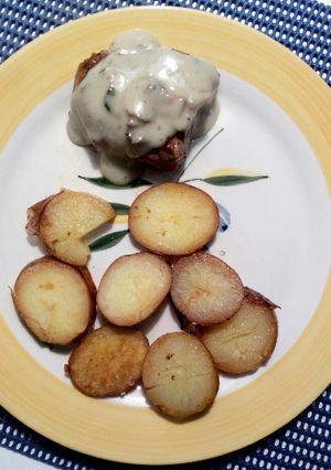 Una foto de Filete con salsa de queso azul y papas rústicas