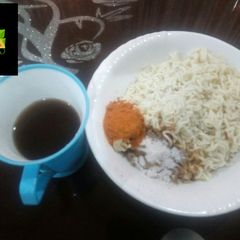A picture of Jikakkiyar indomie da lipton.