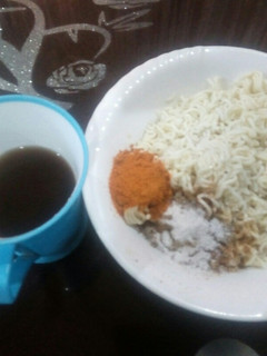 A picture of Jikakkiyar indomie da lipton.