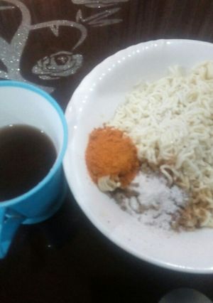A picture of Jikakkiyar indomie da lipton.
