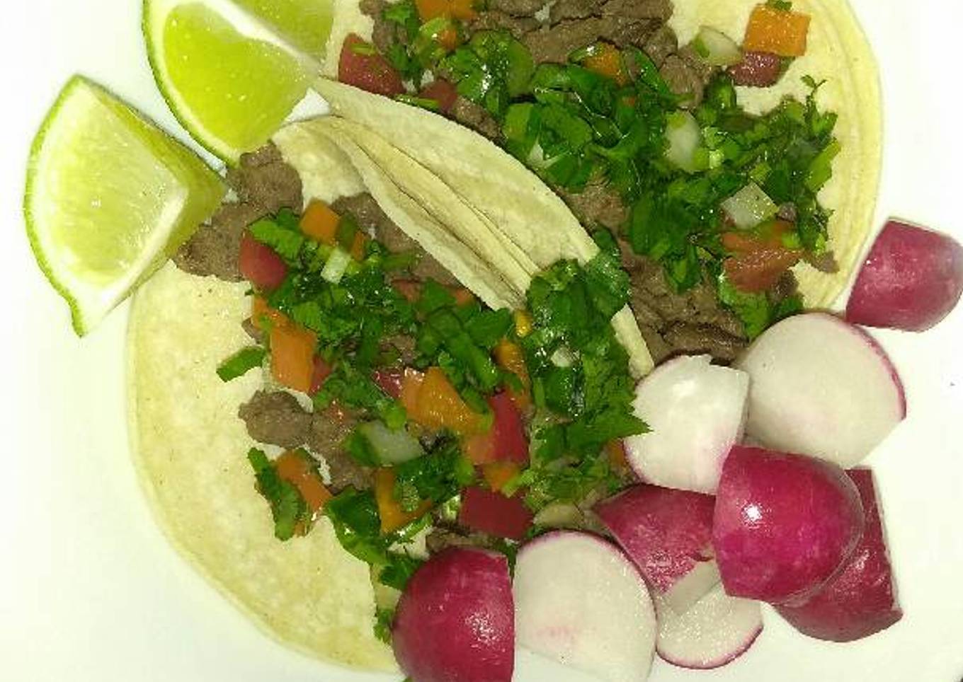 Tacos de carne de res con especies frescas