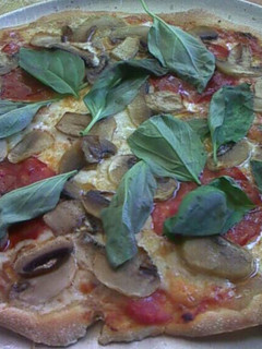 Una foto de Pizza de champiñones y chorizo 100% casera