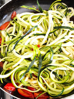 Una foto de Pasta de zucchini 😋 con tomate cherry