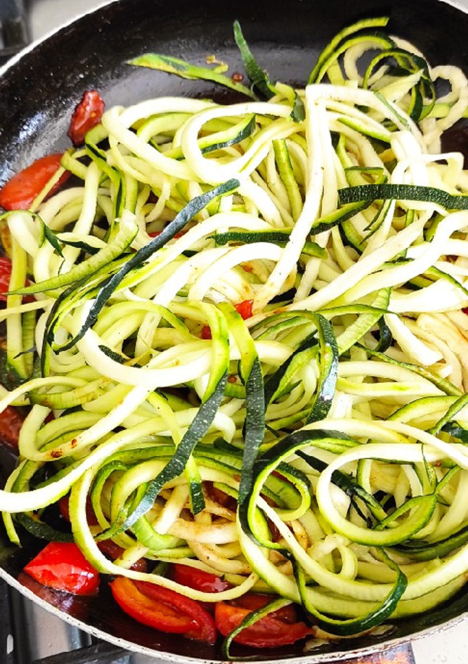 Una foto de Pasta de zucchini 😋 con tomate cherry