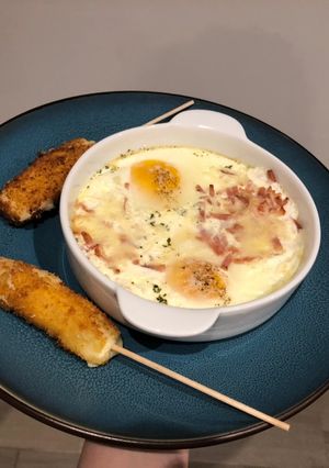Une photo de Œufs cocotte avec des mouillettes de gruyère panés