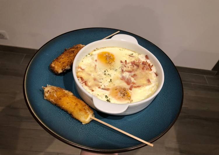 Œufs cocotte avec des mouillettes de gruyère panés