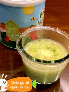 Hình của món Cháo gà - bí ngòi rắc phô mai.