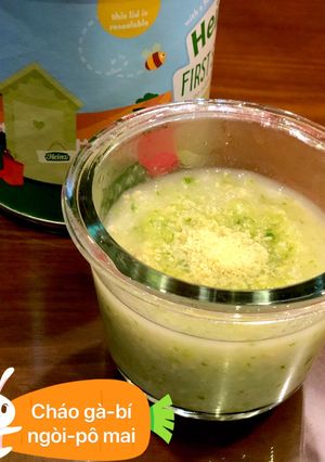 Hình của món Cháo gà - bí ngòi rắc phô mai.